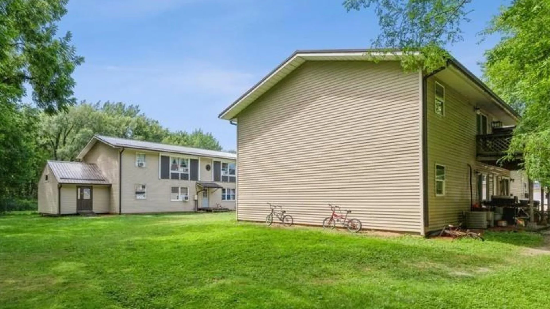 Larson Court Apartments — Sale in Hillsdale, IL, photo 1 of 4