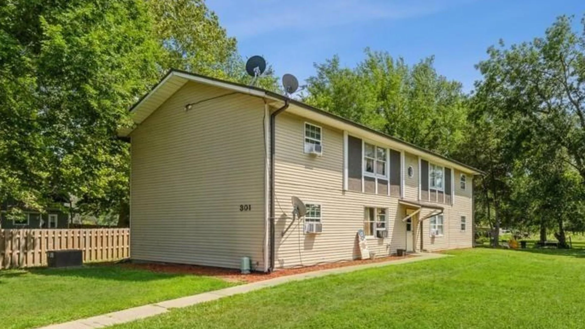 Larson Court Apartments — Sale in Hillsdale, IL, photo 3 of 4