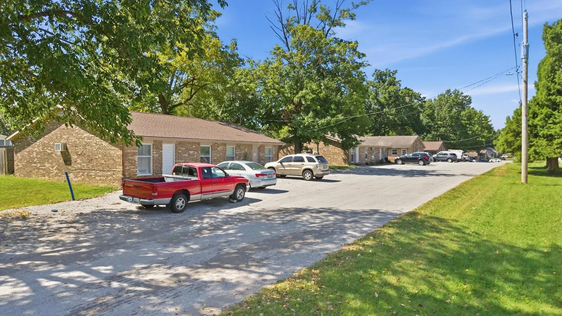 Breckenridge Apartments — Sale in Carbondale, IL, photo 3 of 4