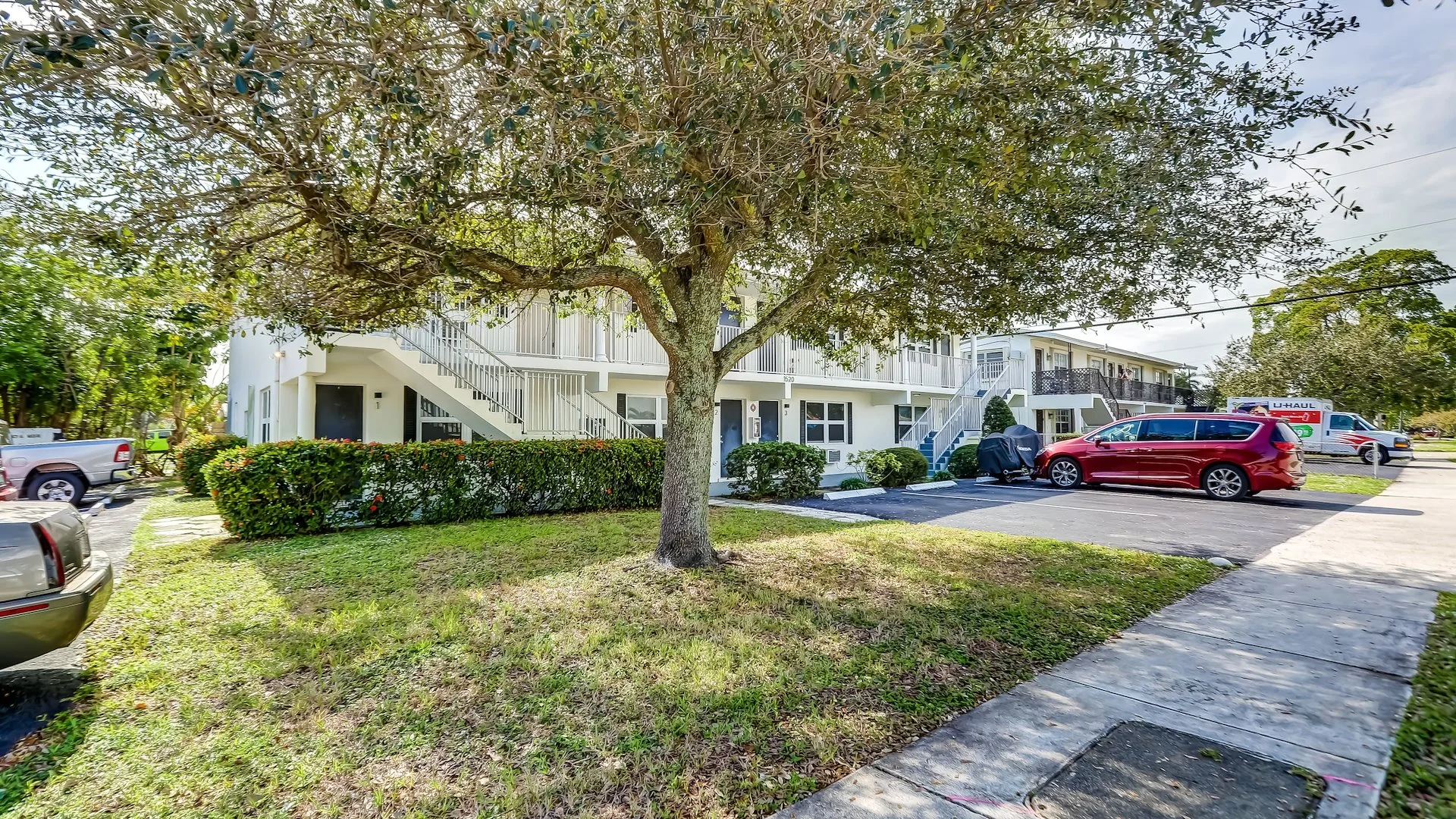Oakwood Villas — Sale in Fort Lauderdale, FL, photo 2 of 3