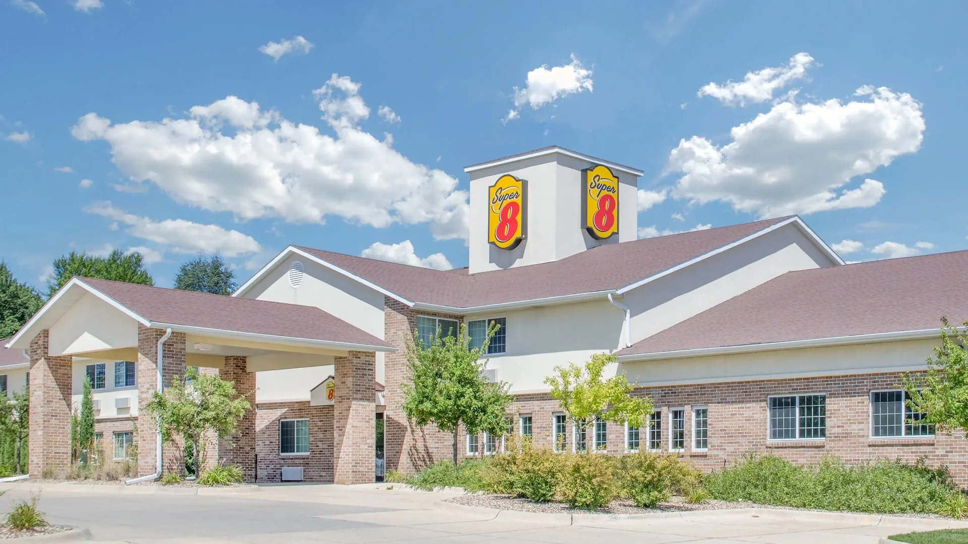 Super 8 Cedar Falls — Sale in Cedar Falls, IA, photo 1 of 2