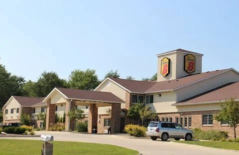 Super 8 Cedar Falls — Sale in Cedar Falls, IA, photo 2 of 2