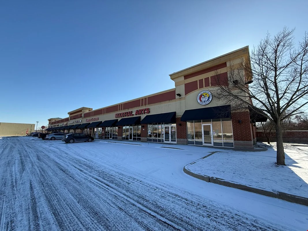 4,800 SF end-cap retail on Main St (Route 72) — Lease in West Dundee, IL, photo 1 of 2