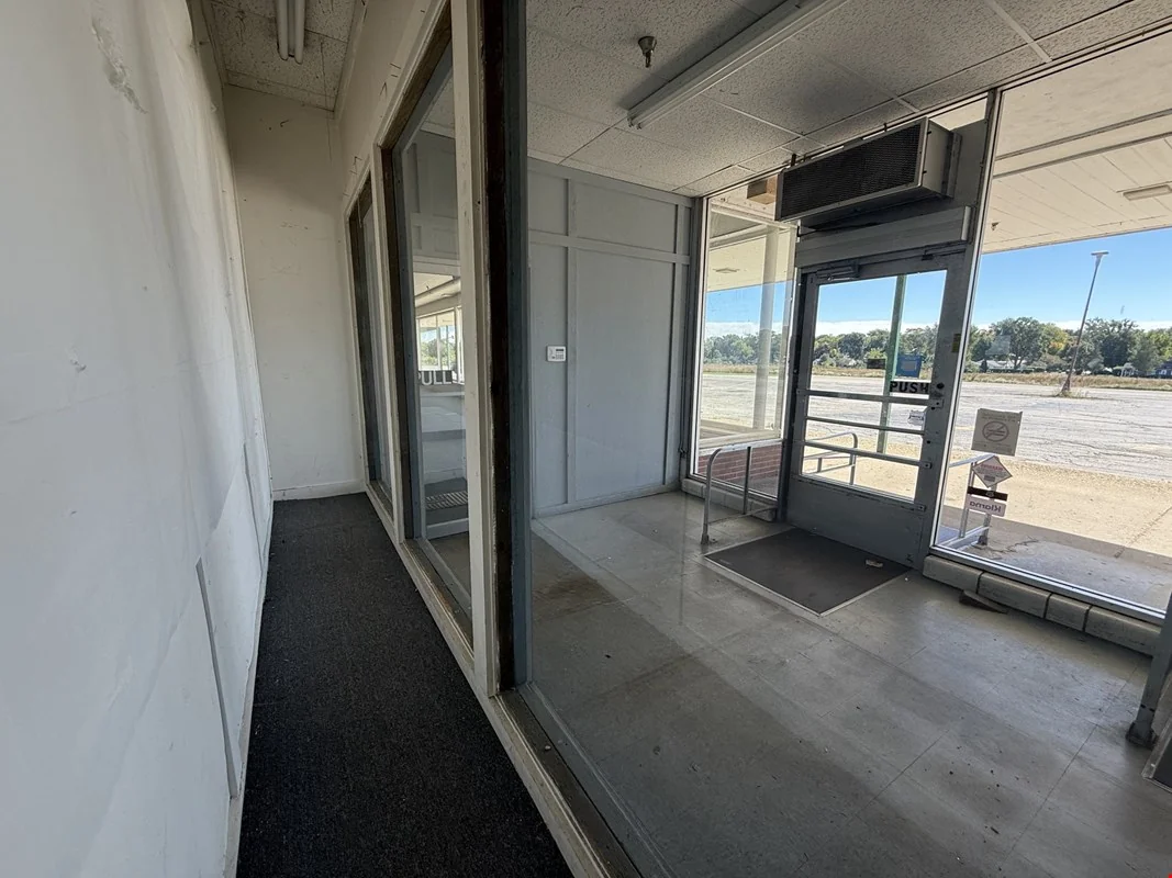 A big open retail floor in downtown Mundelein — Lease in Mundelein, IL, photo 1 of 8