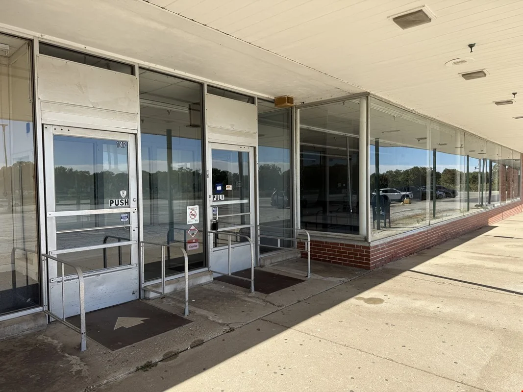 A big open retail floor in downtown Mundelein — Lease in Mundelein, IL, photo 3 of 8