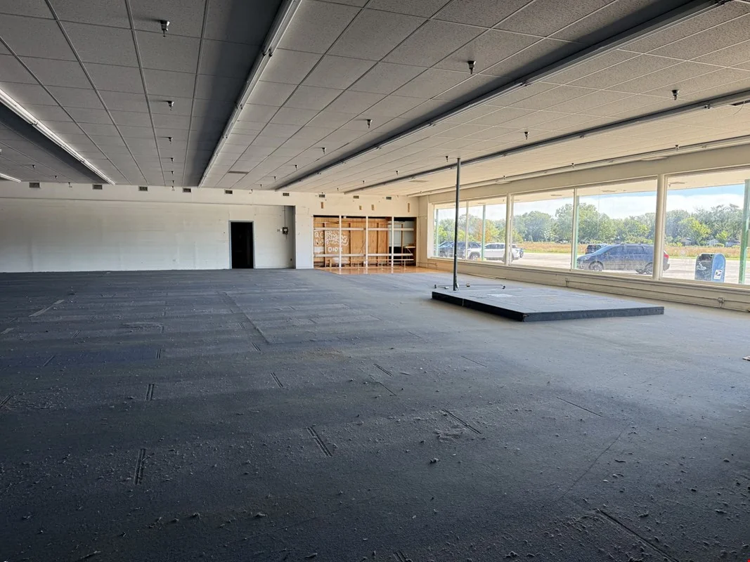A big open retail floor in downtown Mundelein — Lease in Mundelein, IL, photo 4 of 8