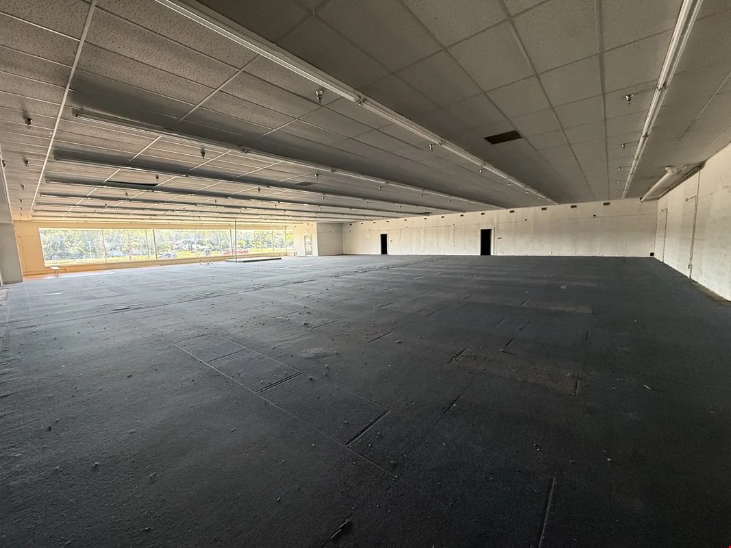A big open retail floor in downtown Mundelein — Lease in Mundelein, IL, photo 6 of 8