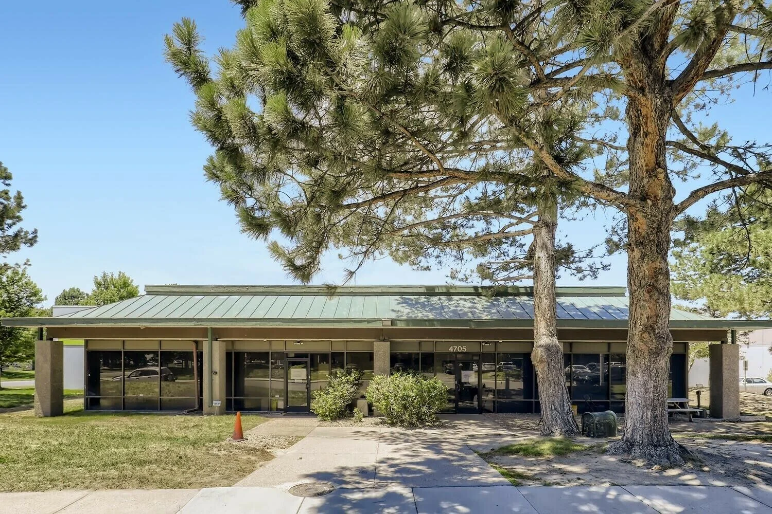 Renovated office/warehouse with heavy power — Sale in Denver, CO, photo 1 of 4