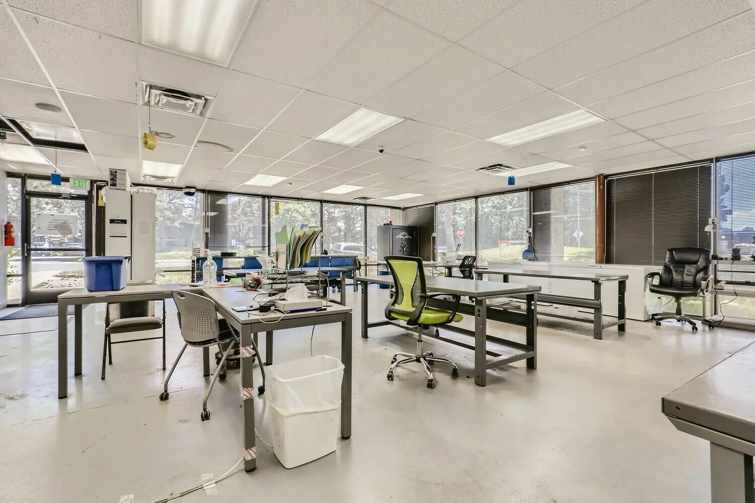 Renovated office/warehouse with heavy power — Sale in Denver, CO, photo 2 of 4