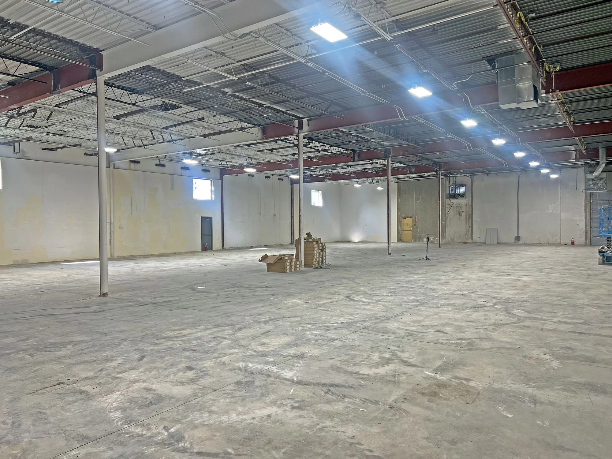 Renovated office/warehouse with heavy power — Sale in Denver, CO, photo 3 of 4
