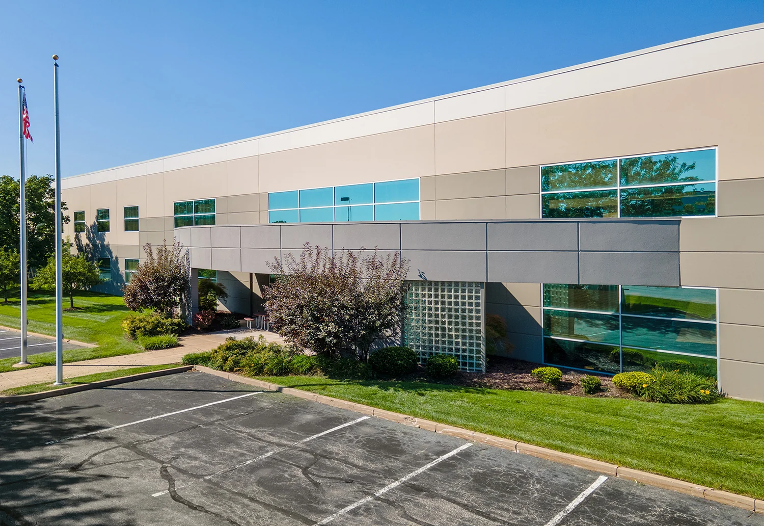 13600 Shoreline Dr — Lease in Earth City, MO, photo 2 of 8