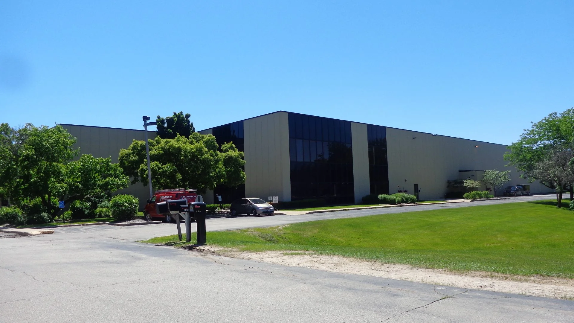 5201-5401 W Donges Bay Rd — Lease in Mequon, WI, photo 1 of 4