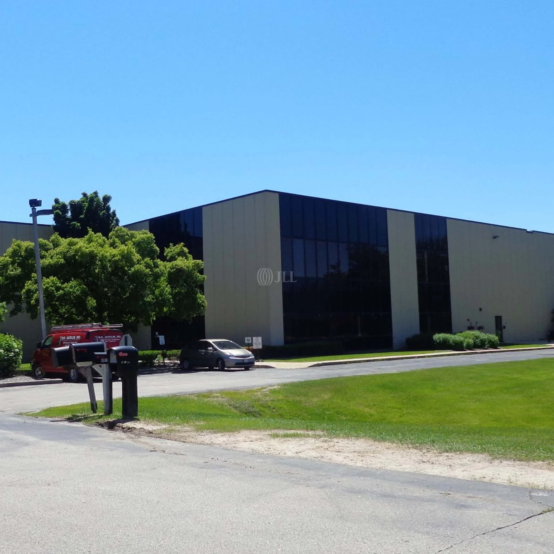 5201-5401 W Donges Bay Rd — Lease in Mequon, WI, photo 2 of 4