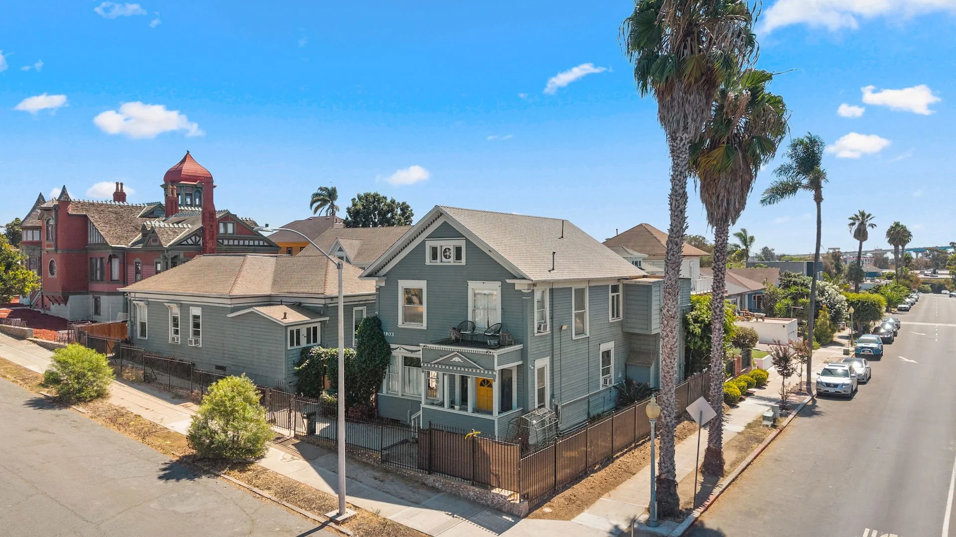 Living Q — Sale in San Diego, CA, photo 1 of 2