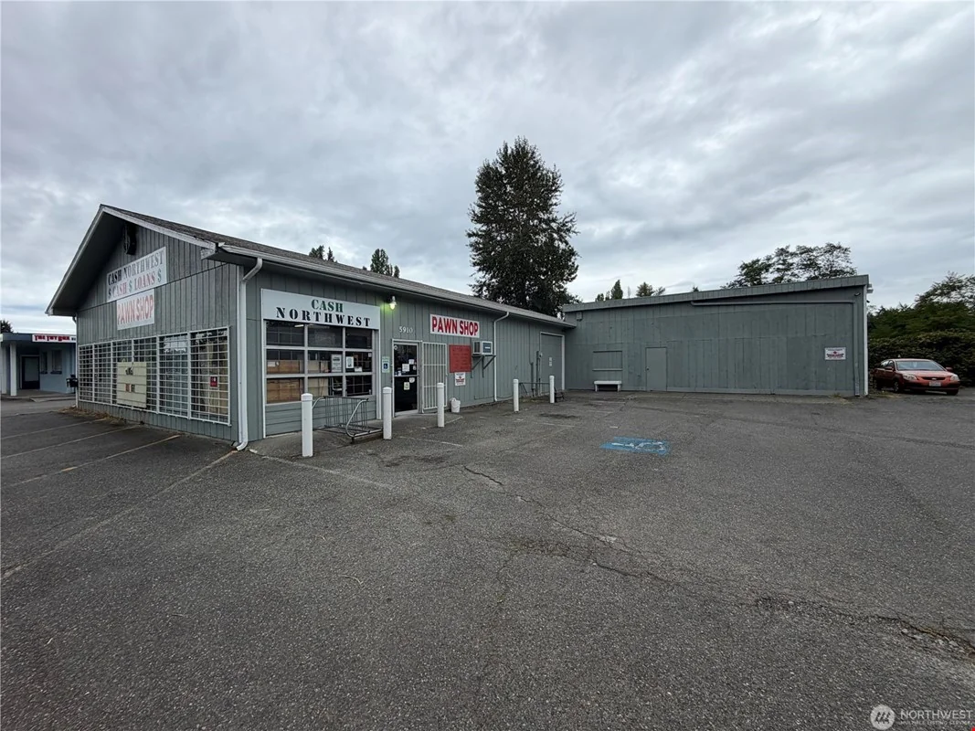 Freestanding Building in High-Traffic Corridor — Sale in Lacey, WA, photo 2 of 6