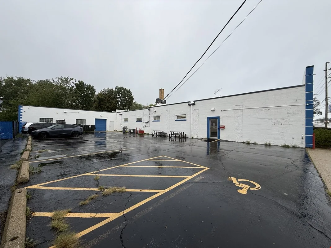 A lab/office building with $90,000 in annual base rent — Sale in Fox River Grove, IL, photo 3 of 8