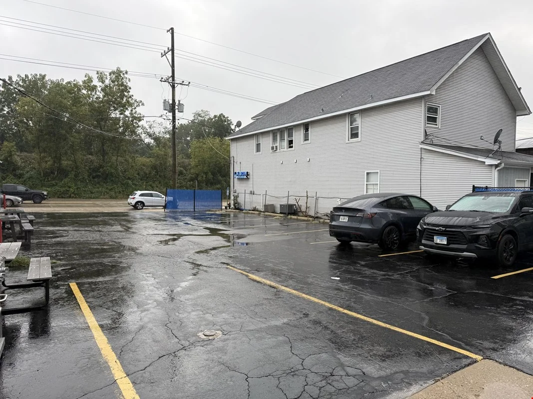 A lab/office building with $90,000 in annual base rent — Sale in Fox River Grove, IL, photo 7 of 8