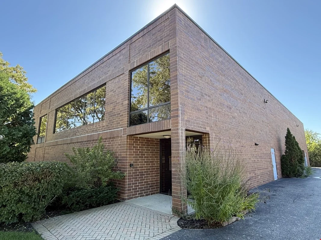 Load under roof: the truck pulls inside the building — Lease in Libertyville, IL, photo 3 of 8