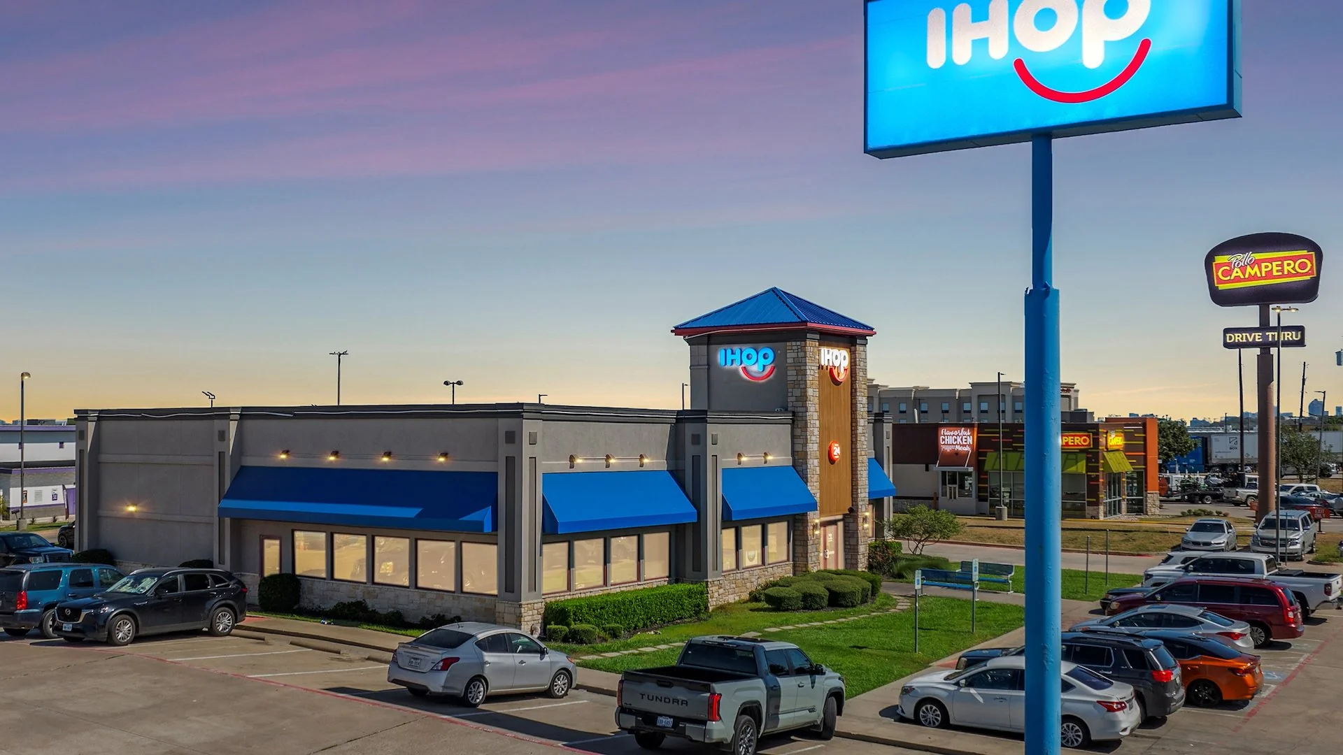 IHOP-94th Percentile (Placer AI)-Absolute Net(NNN) — Sale in Dallas, TX, photo 1 of 7