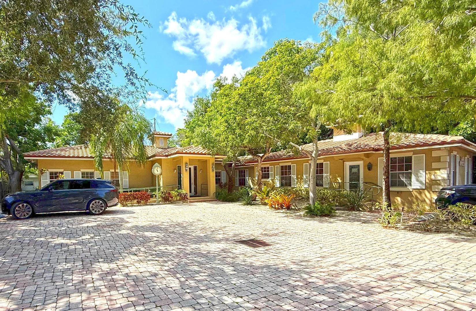 Fort Lauderdale Professional Building — Sale in Fort Lauderdale, FL, photo 1 of 6