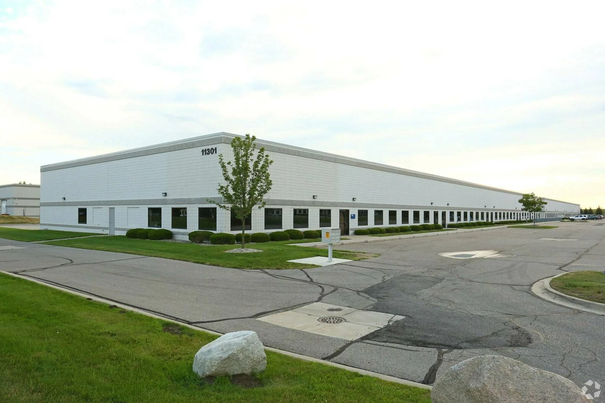 Metro Airport Center — Lease in Romulus, MI, photo 1 of 6
