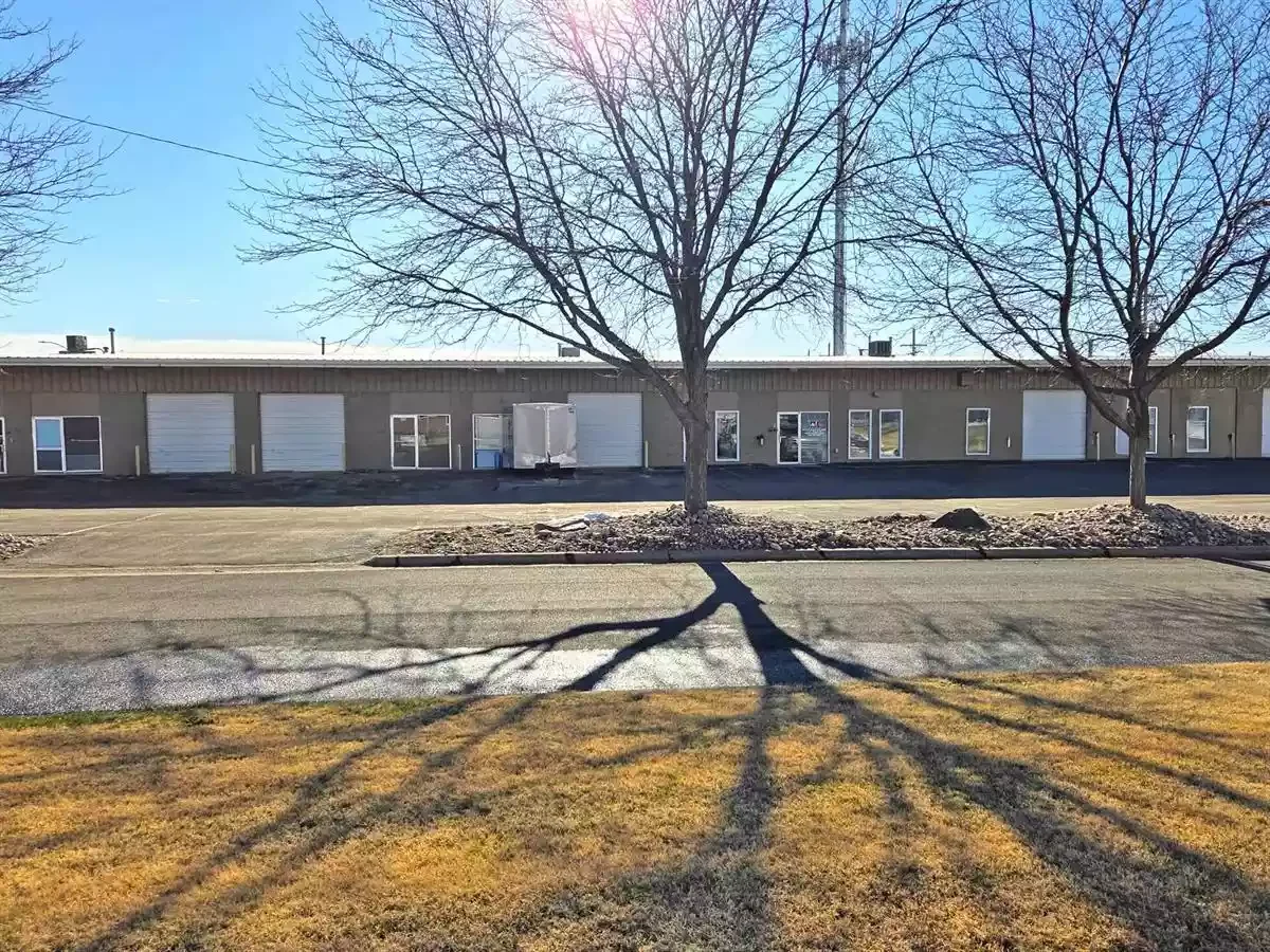 T&R Investments Building — Sale in Papillion, NE, photo 1 of 1