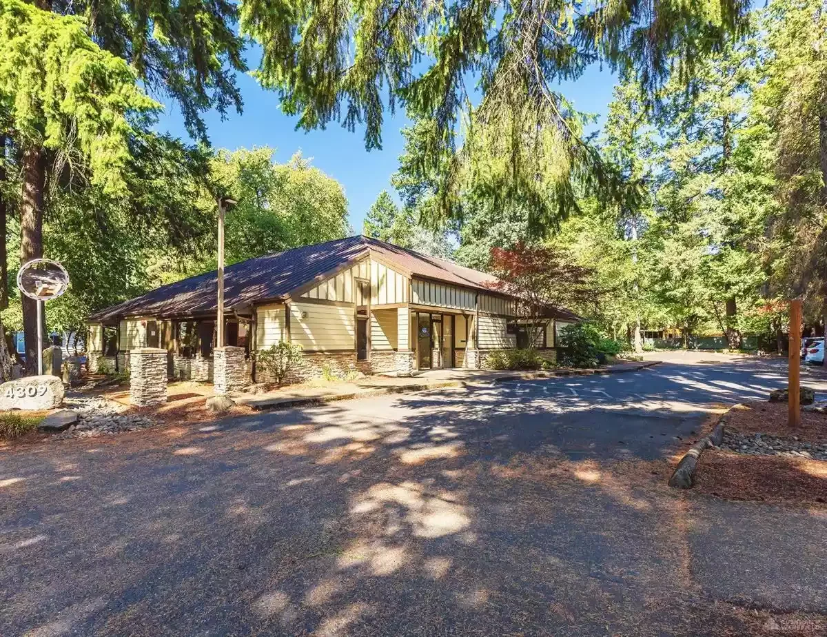 Oakridge Medical Building — Sale in Lake Oswego, OR, photo 1 of 1