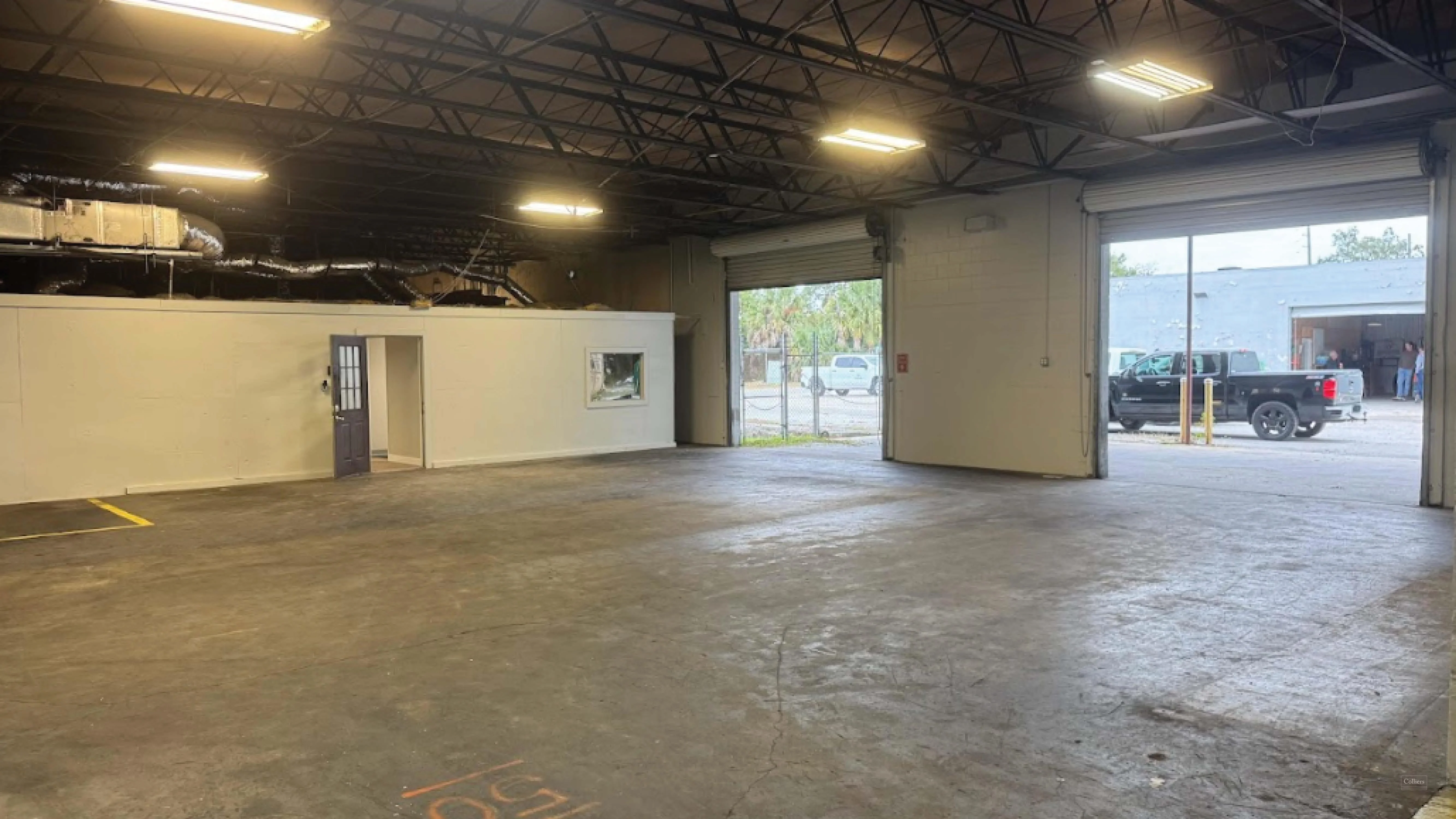 13,760± SF Standalone Warehouse — Sale in Jacksonville, FL, photo 4 of 8