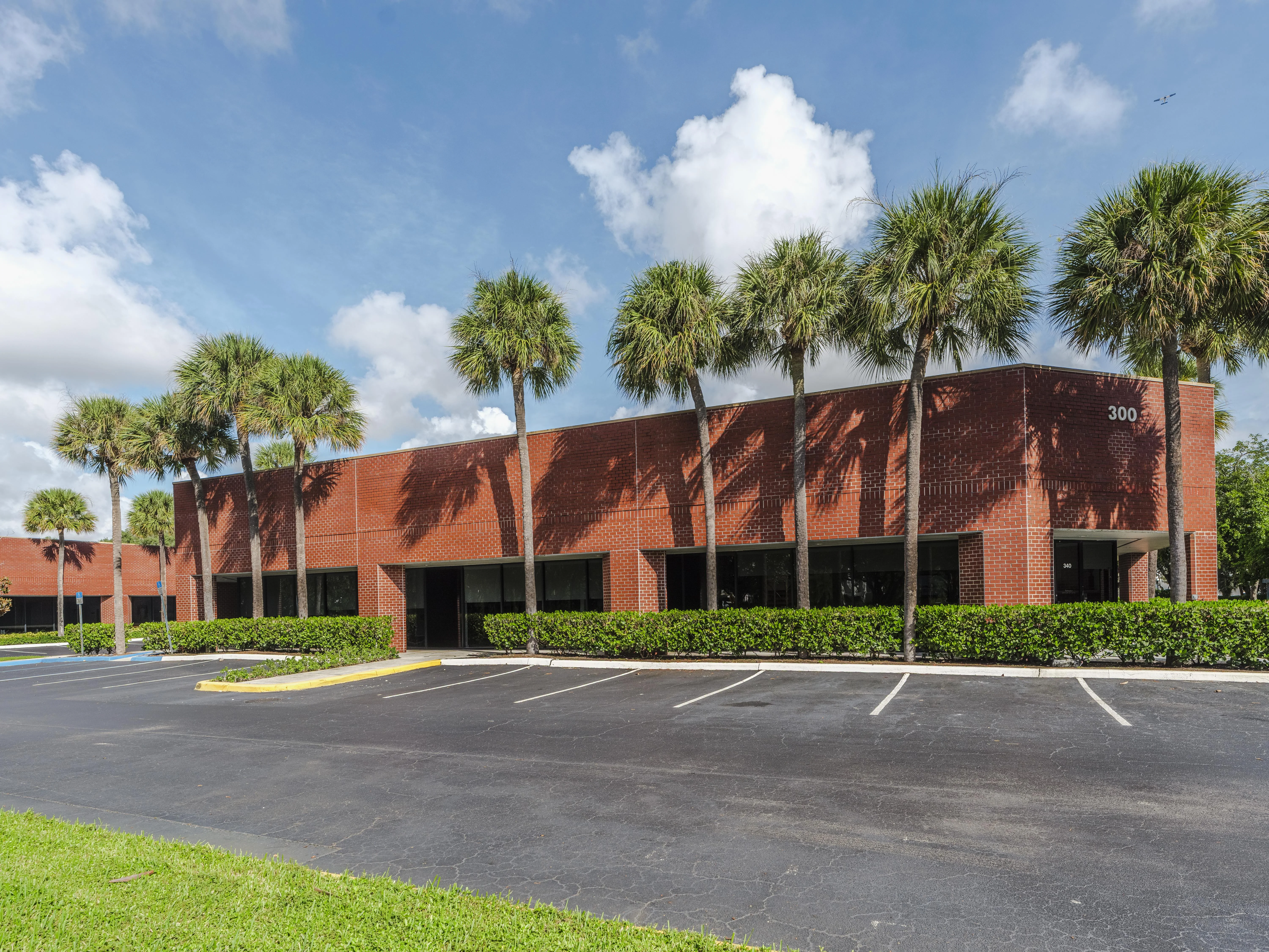 Stable single-story flex/office asset with… — Sale in Boca Raton, FL, photo 1 of 8