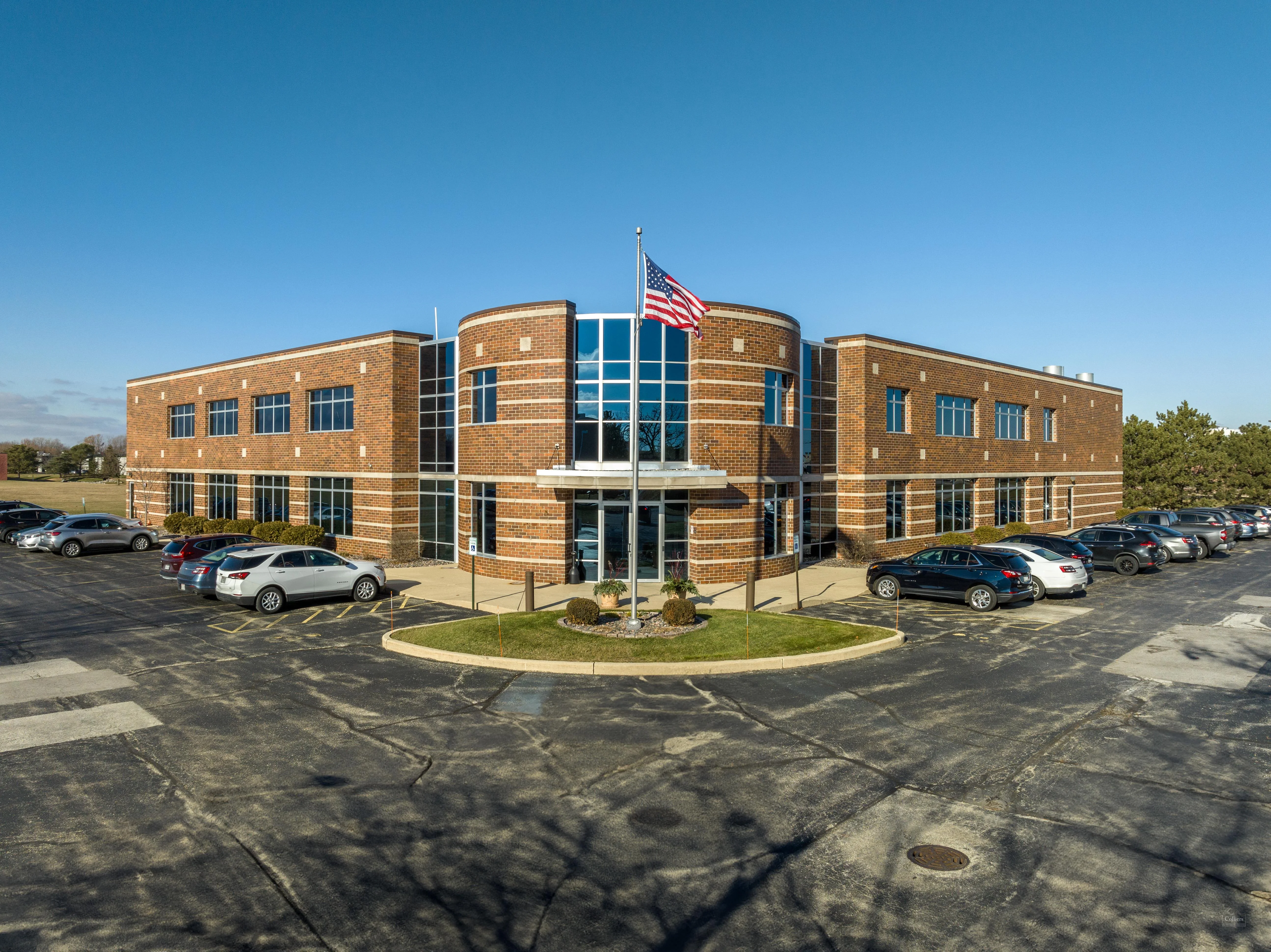 40,000 SF Flex Building Oconomowoc, Wisconsin — Sale in Oconomowoc, WI, photo 1 of 1