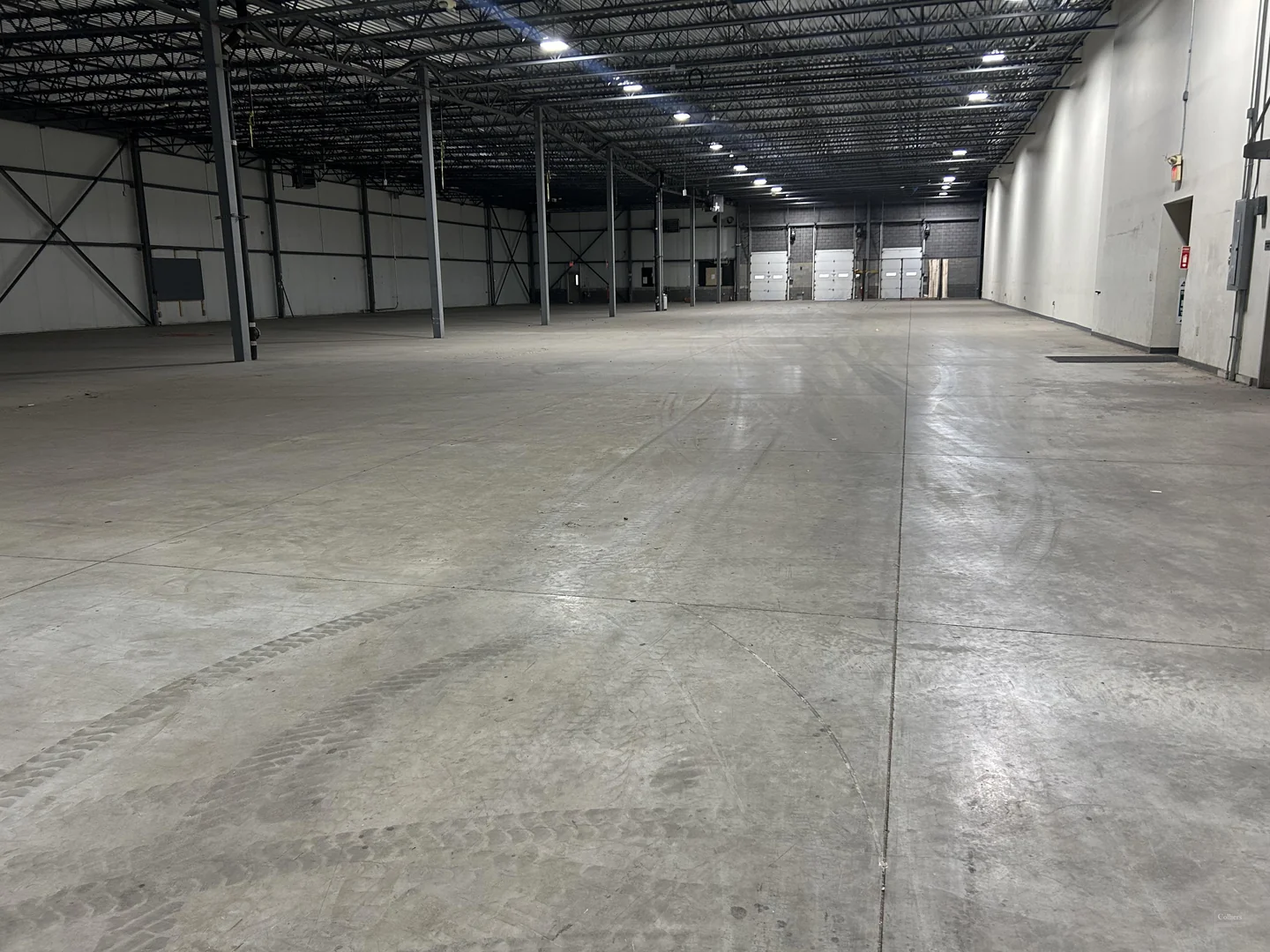 High Bay Manufacturing/Warehouse Space — Lease in Londonderry, NH, photo 5 of 8