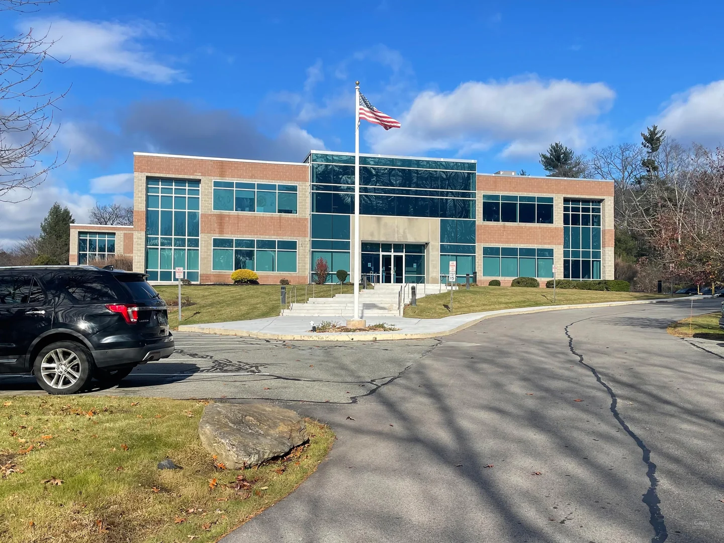 Industrial/Flex Building — Lease in Salem, NH, photo 1 of 8