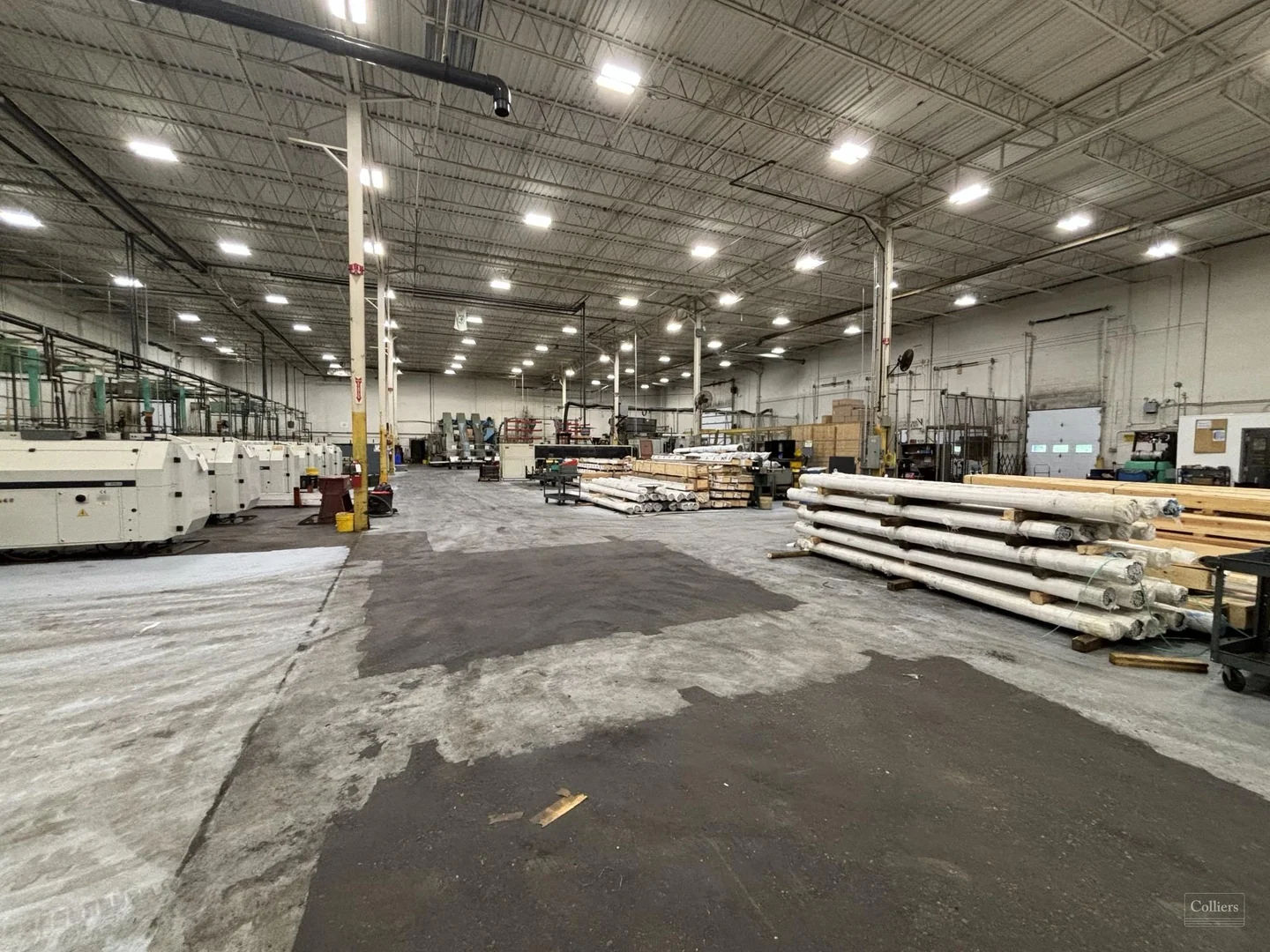 Manufacturing/Warehouse/Distribution Building — Lease in Rochester, NH, photo 2 of 8