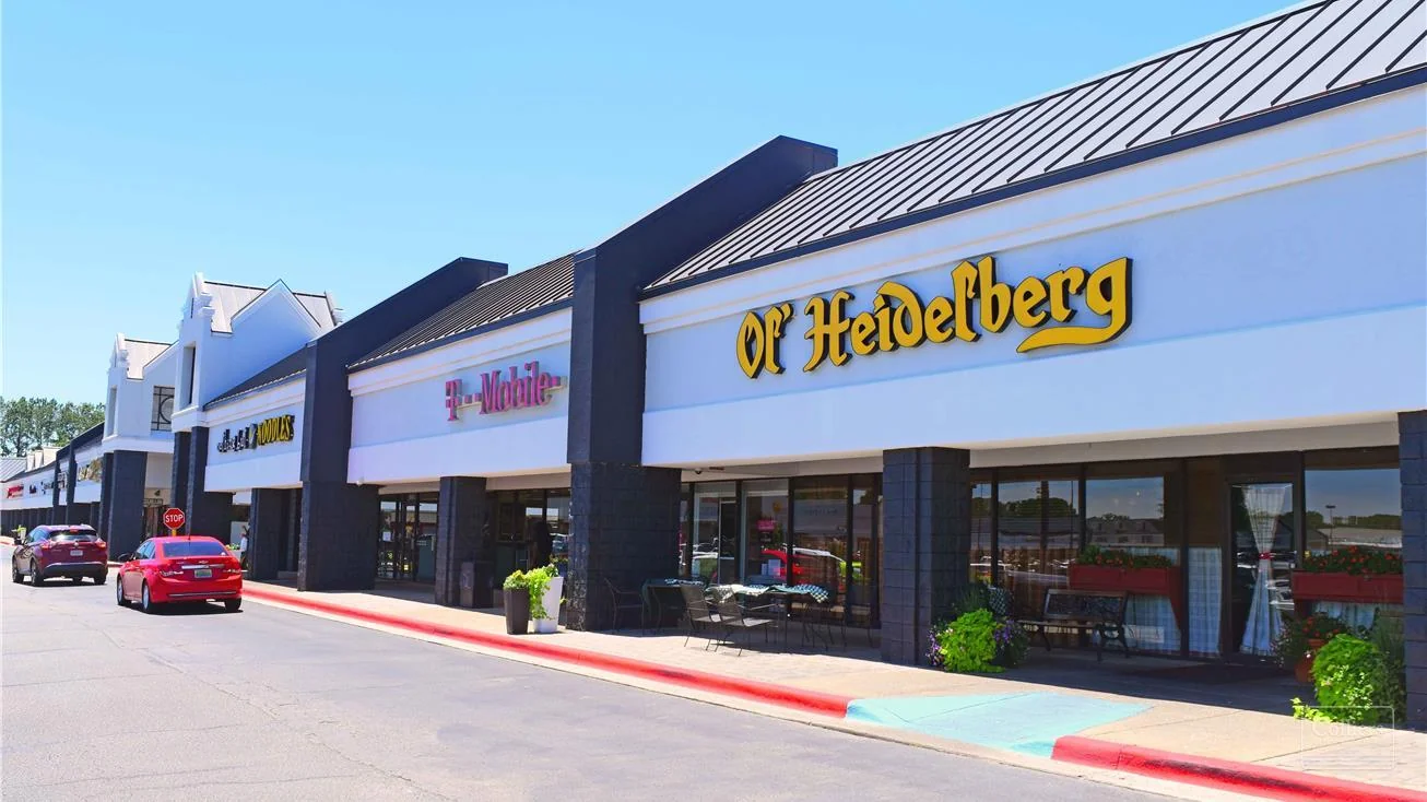 University Place Shopping Center — Lease in Huntsville, AL, photo 1 of 8