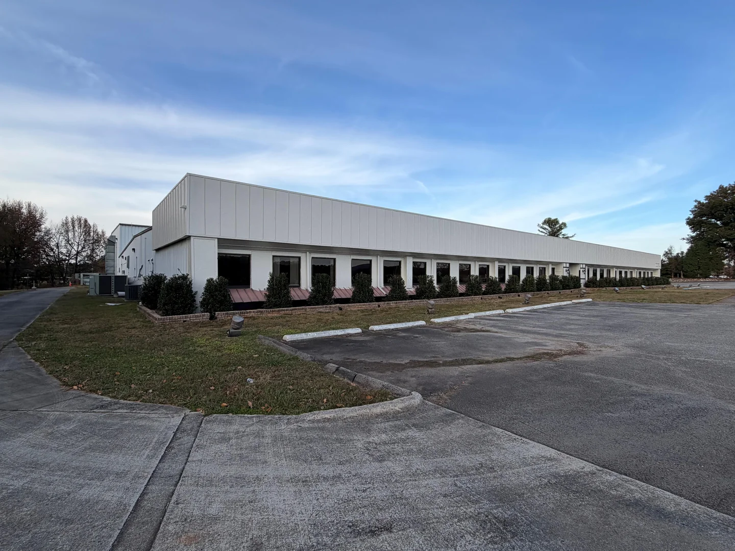 Office/Warehouse/Production Facility with I-565… — Lease in Huntsville, AL, photo 5 of 8