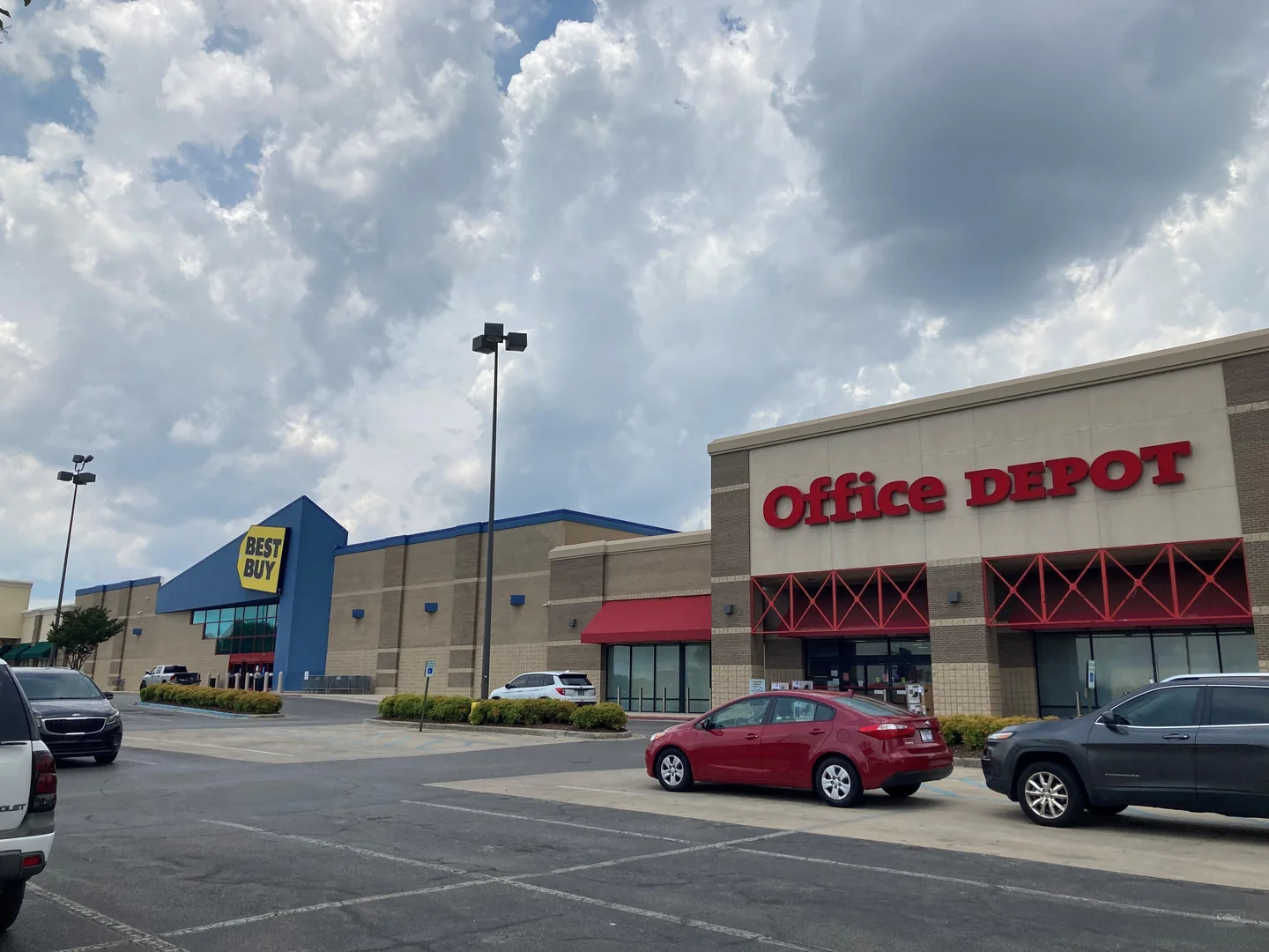 Small Space Available in Popular Retail Center — Lease in Huntsville, AL, photo 1 of 8