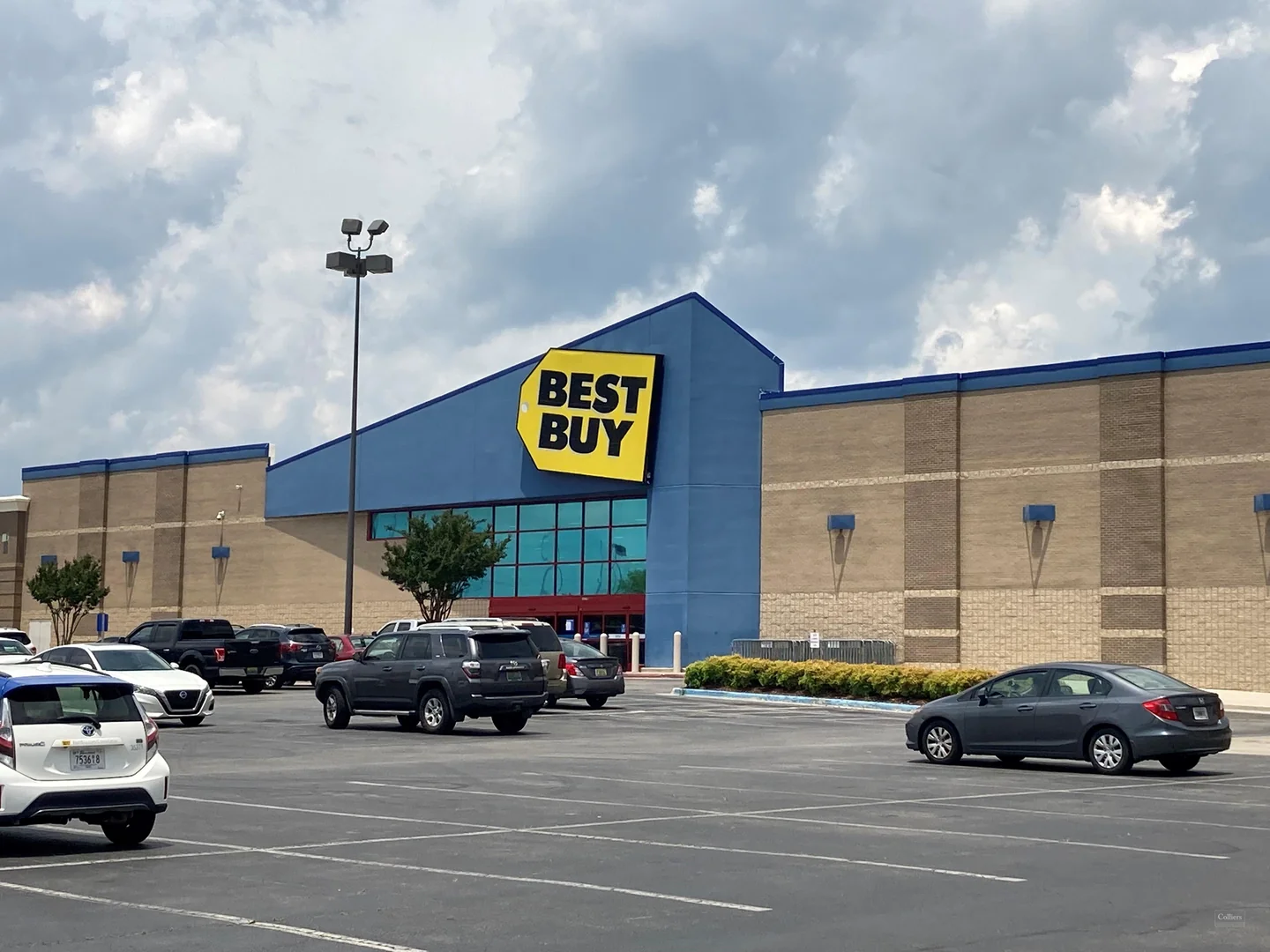 Small Space Available in Popular Retail Center — Lease in Huntsville, AL, photo 2 of 8