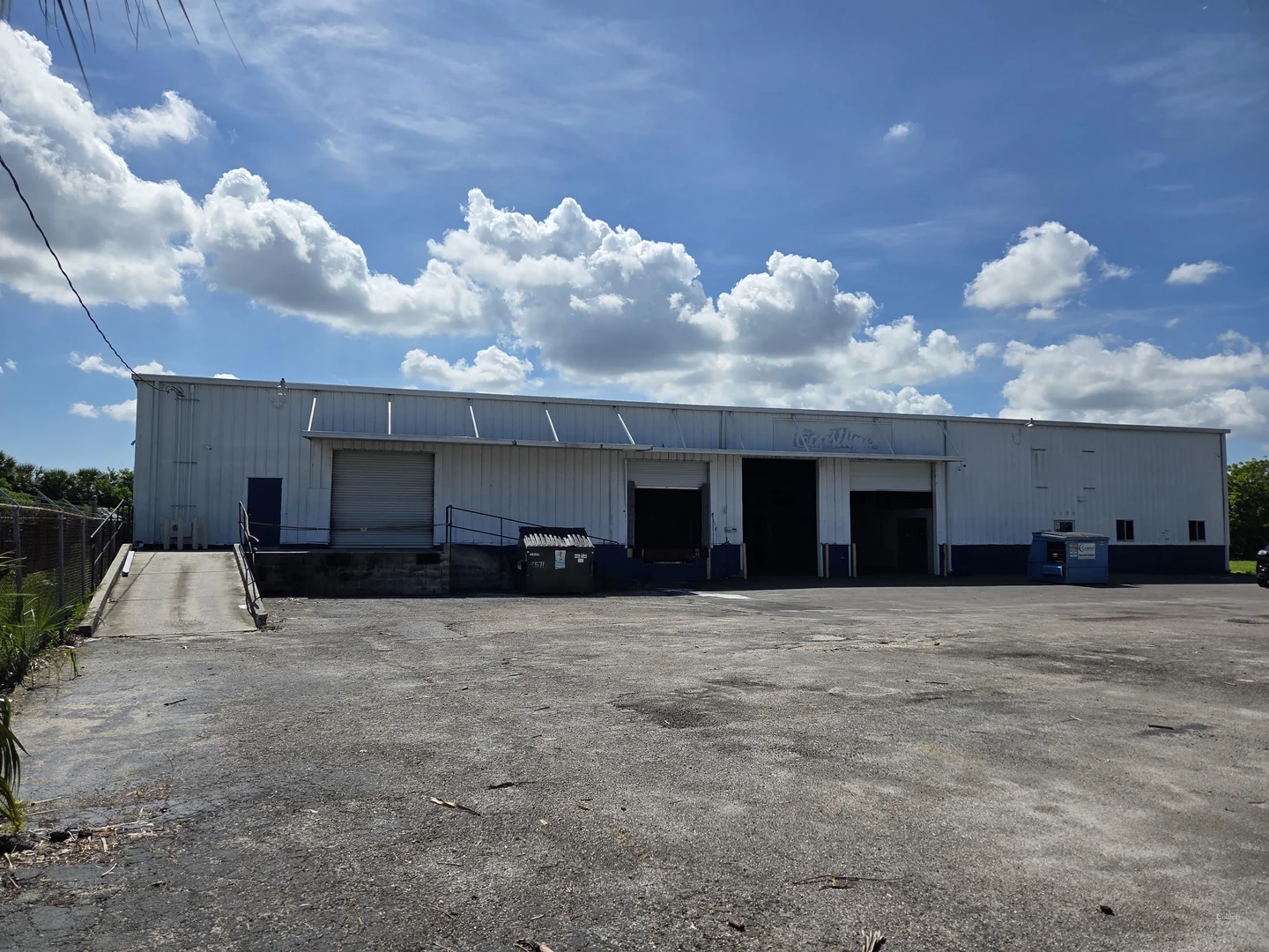 For Lease: 11,440± Square Feet Warehouse/Office +… — Lease in Sarasota, FL, photo 1 of 8