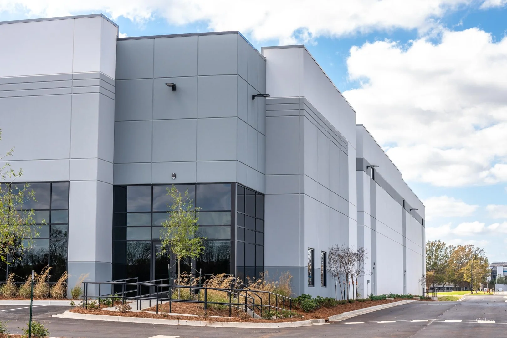 32,400 - 259,200 SF Office/Warehouse/Production Space — Lease in Huntsville, AL, photo 1 of 8