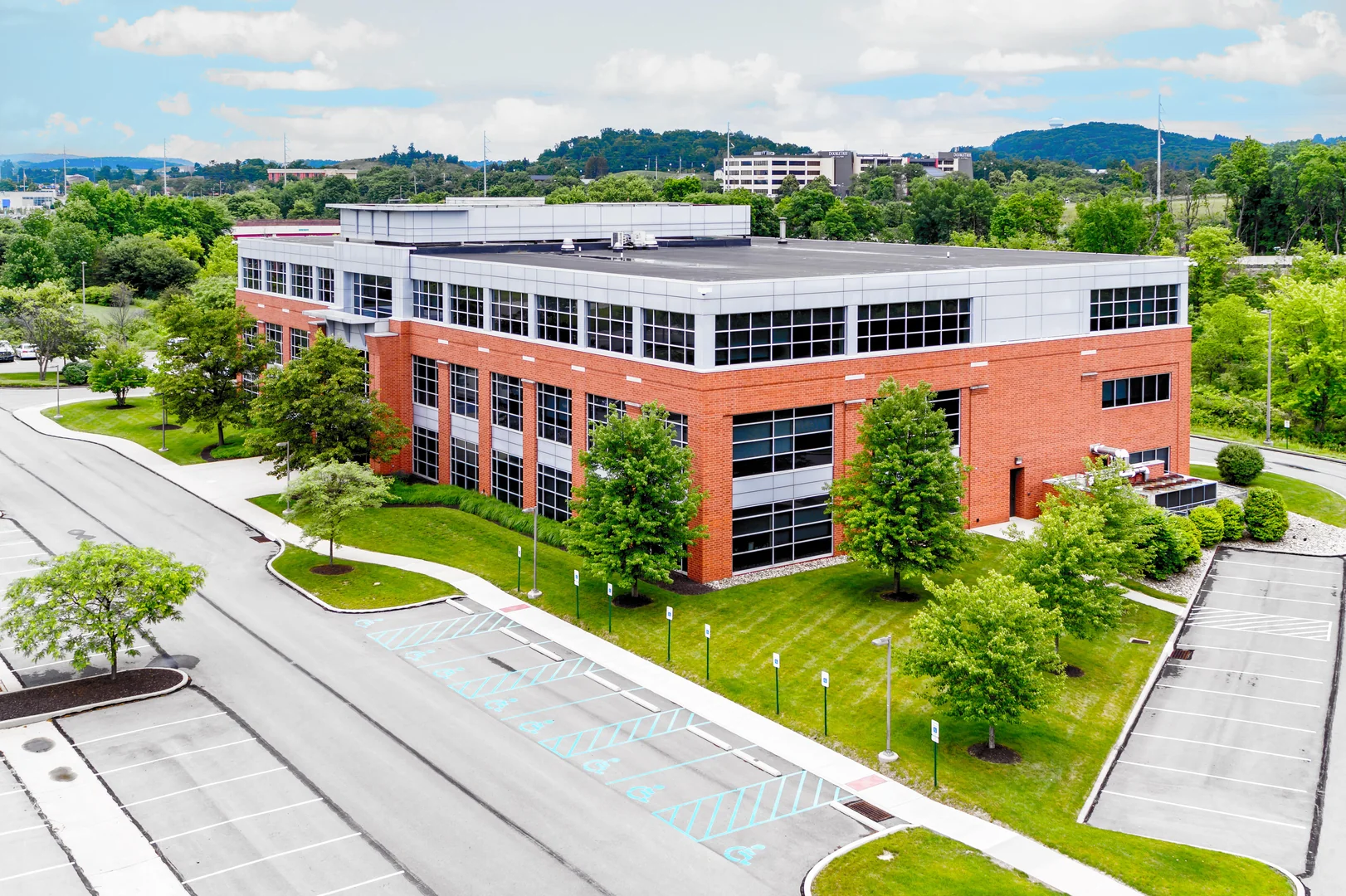 Full-Floor Availabilities in Thorn Hill Corporate… — Lease in Warrendale, PA, photo 1 of 8