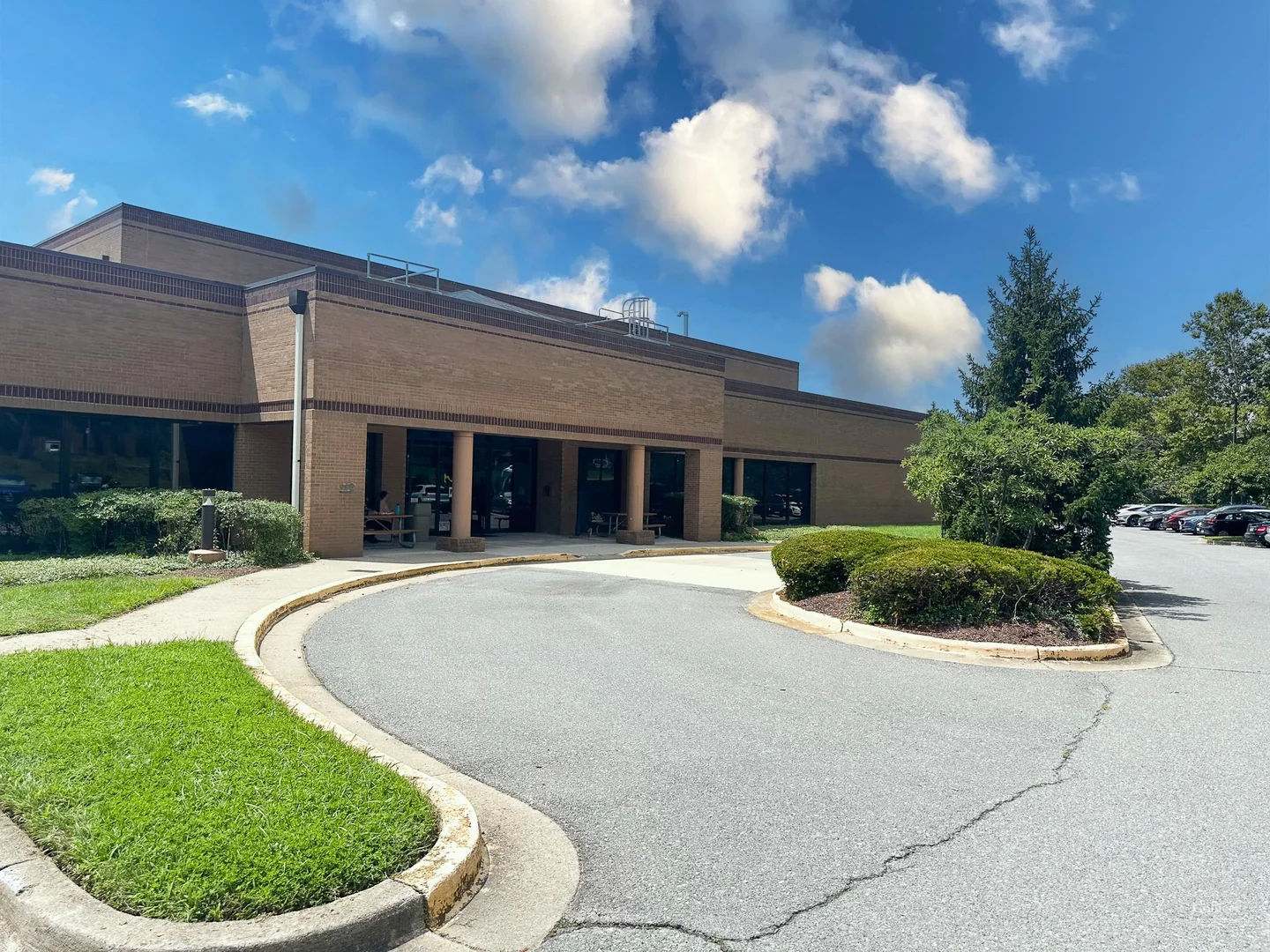 Exceptional Investment Opportunity: SHORT-TERM NNN SALE/LEASEBACK THROUGH 12/31/2026 - photo 1 - Rockville, MD