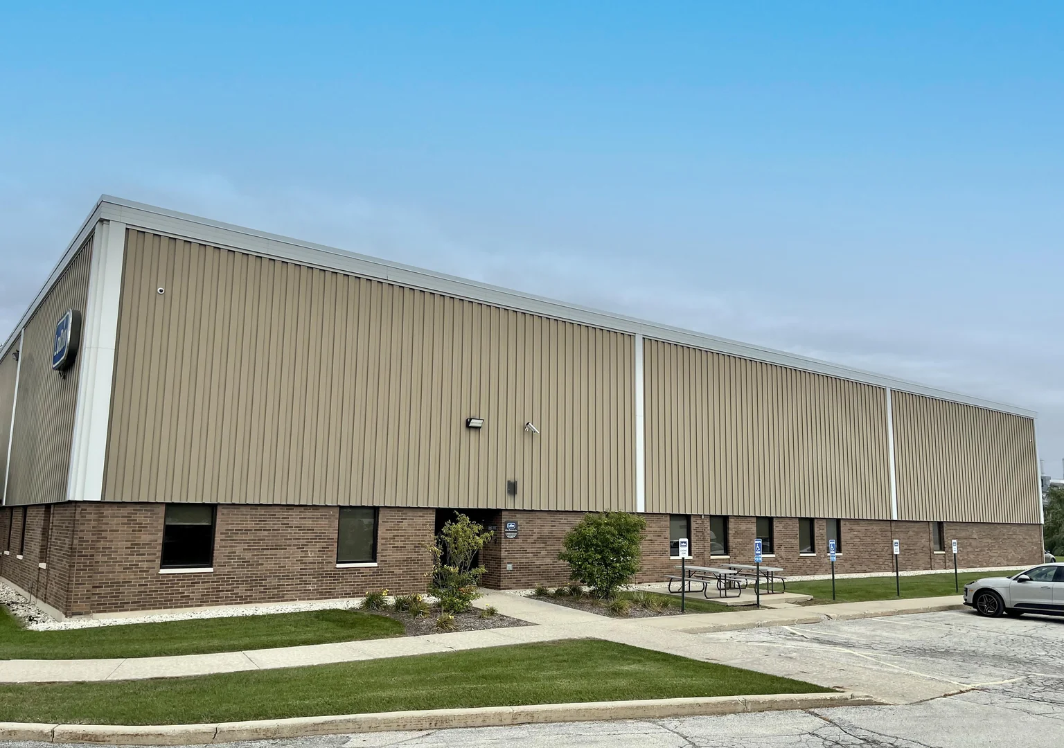 68,588-99,365 SF For Lease or 99,365 SF For Sale in… — Lease in Arlington Heights, IL, photo 1 of 8