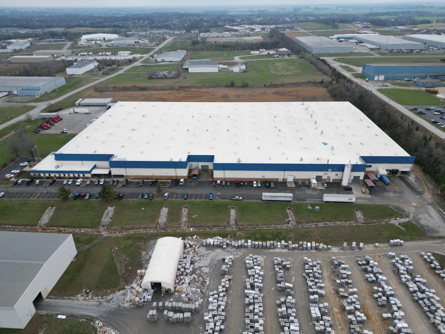 302,295 SF Warehouse For Sublease