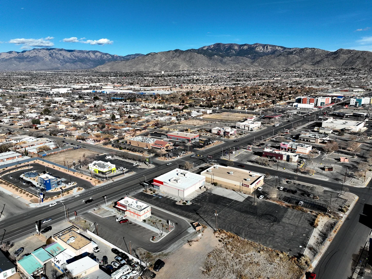 High Traffic Freestanding Building — Lease in Albuquerque, NM, photo 2 of 8
