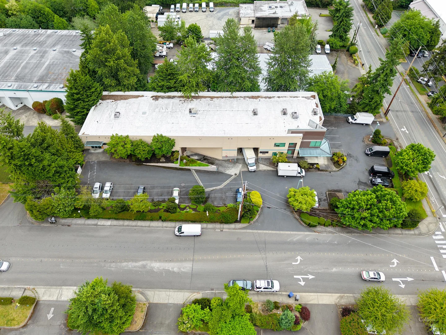 High image standalone office/warehouse building in Lynnwood for sublease