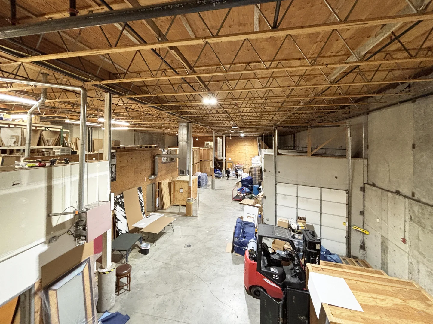 High image standalone office/warehouse building in… — Lease in Lynnwood, WA, photo 2 of 3