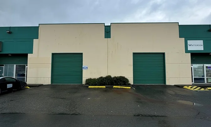 High image standalone office/warehouse building in… — Lease in Lynnwood, WA, photo 3 of 3