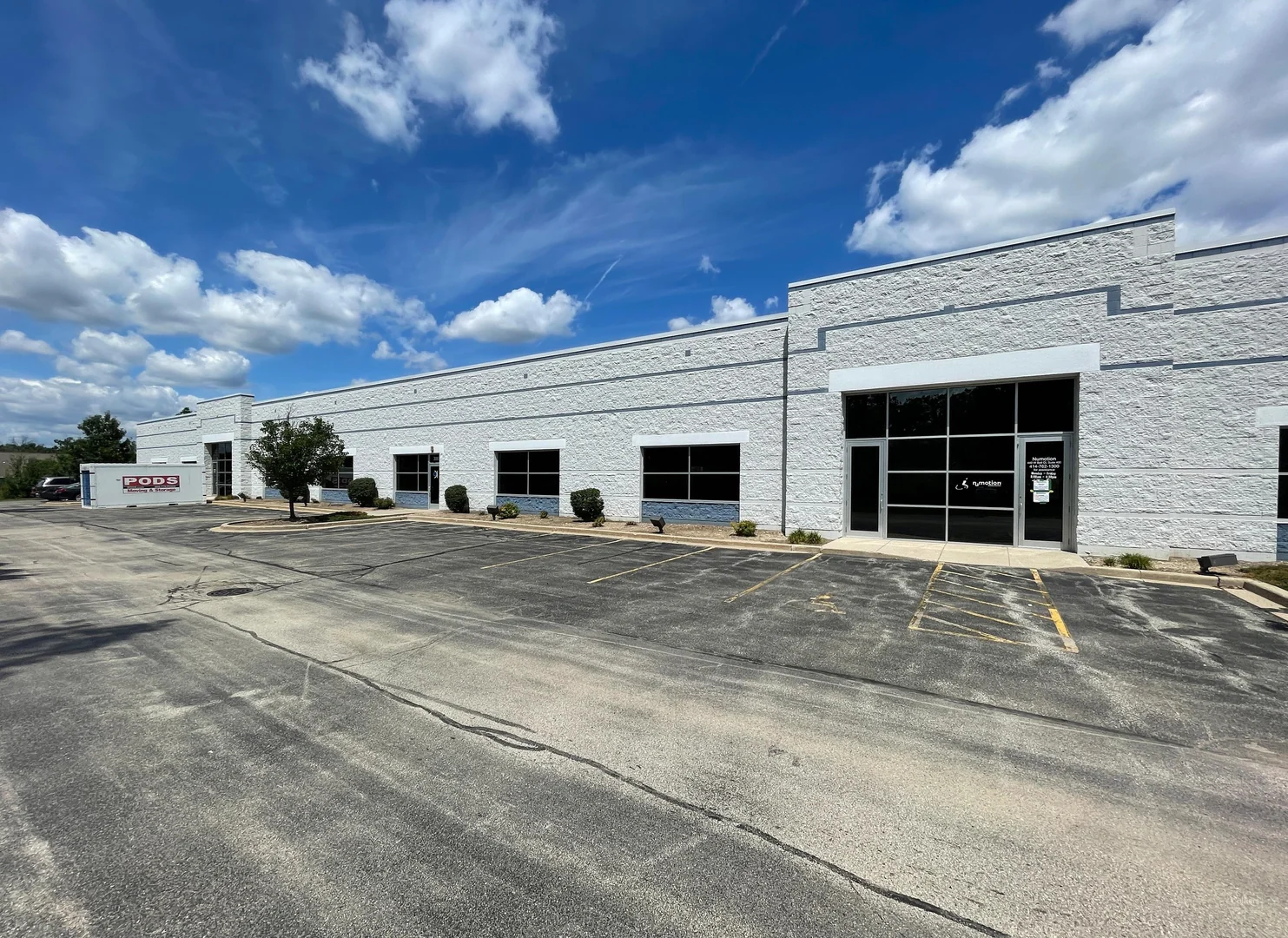 +/- 7,912 SF High Image Flex Unit with Dock &… — Lease in Oak Creek, WI, photo 1 of 2