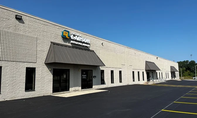 +/- 7,912 SF High Image Flex Unit with Dock &… — Lease in Oak Creek, WI, photo 2 of 2
