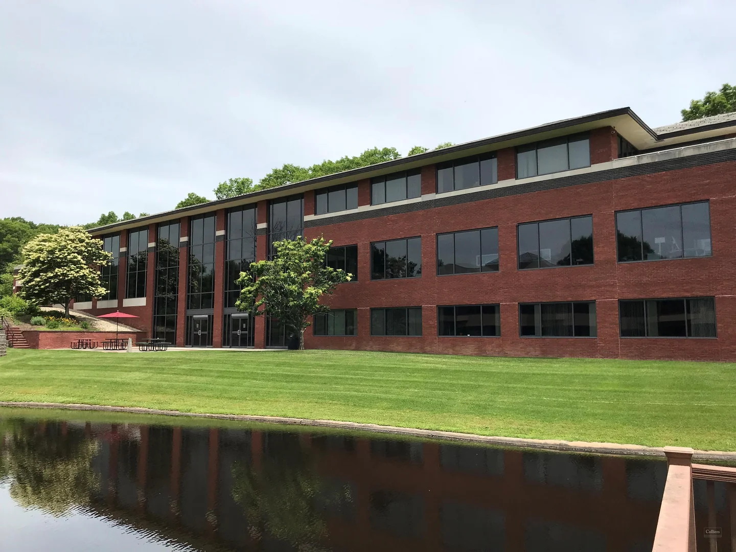 2,053 RSF Class A office space on the first floor — Lease in Farmington, CT, photo 1 of 8